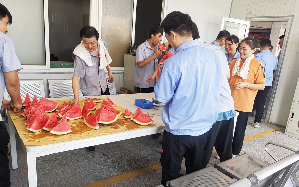 高温“送清凉”       致敬“奋斗者”(图1)